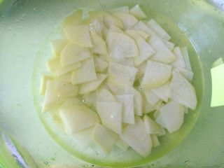 5、尖椒土豆片小炒肉,放入清水中洗去淀粉