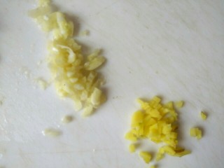 6、尖椒土豆片小炒肉,姜蒜切沫