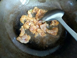 8、尖椒土豆片小炒肉,锅烧热，放入适量植物油，油热，放入肉片翻炒