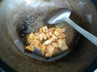 9、尖椒土豆片小炒肉,翻炒至肉片变白