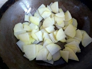 11、尖椒土豆片小炒肉,锅中留适量植物油，放入土豆片翻炒