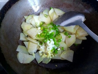 12、尖椒土豆片小炒肉,土豆片变透明，放入葱姜蒜翻炒