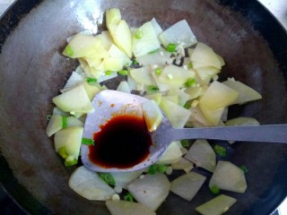 13、尖椒土豆片小炒肉,加入一勺生抽翻炒