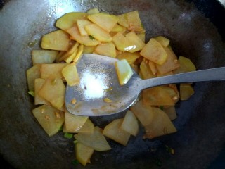 14、尖椒土豆片小炒肉,加入适量盐翻炒