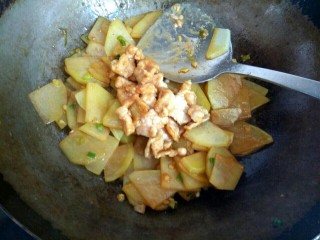 15、尖椒土豆片小炒肉,放入肉片