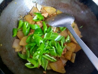 16、尖椒土豆片小炒肉,放入尖椒