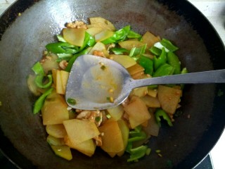 17、尖椒土豆片小炒肉,最后放入一勺白醋