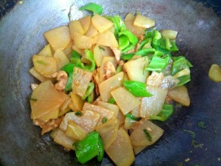 18、尖椒土豆片小炒肉,翻炒均匀关火出锅