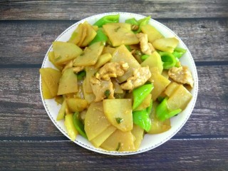 19、尖椒土豆片小炒肉,成品图，土豆清脆，肉片滑嫩