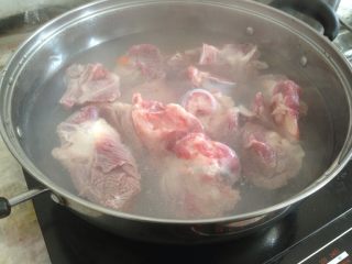 1、紫淮山玉米猪骨汤,猪骨焯水