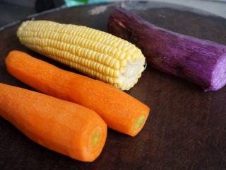 4、紫淮山玉米猪骨汤,胡萝卜和紫淮山去皮，玉米切掉头尾