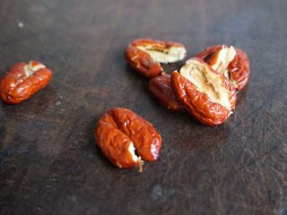 7、紫淮山玉米猪骨汤,用刀拍扁红枣去核