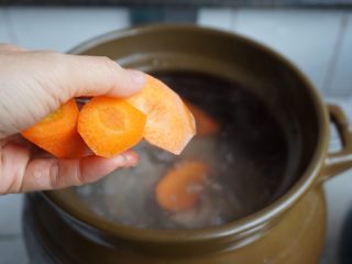 8、紫淮山玉米猪骨汤,将红萝卜放入