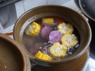 10、紫淮山玉米猪骨汤,加紫淮山和姜片