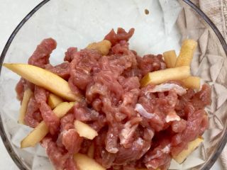 4、温补驱寒+白萝卜炒牛肉,加入少许水，少许生粉抓匀