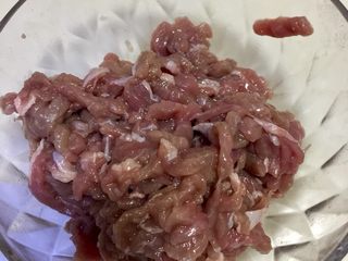 6、温补驱寒+白萝卜炒牛肉,腌制好的牛肉煎出苹果，备用