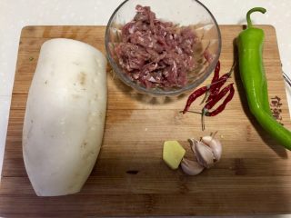 7、温补驱寒+白萝卜炒牛肉,白萝卜半根（这个有点多，我用了3/4），腌制好的牛肉，青椒一根，姜一小块，蒜头三瓣，干辣椒五个