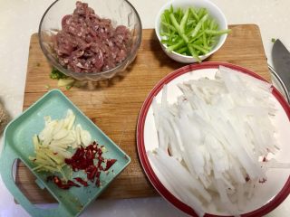 8、温补驱寒+白萝卜炒牛肉,白萝卜削皮清洗切丝，不用太细。青椒去蒂去籽清洗切丝，姜去皮清洗切丝，蒜头剥皮清洗切片，干辣椒去蒂清洗剪成细段