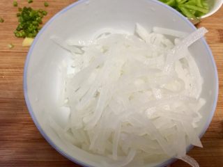 12、温补驱寒+白萝卜炒牛肉,浸泡后的白萝卜捞出挤干水分备用