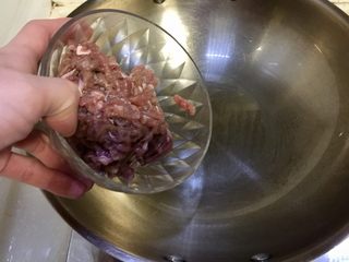 13、温补驱寒+白萝卜炒牛肉,热锅冷油，小火，加入牛肉丝滑炒变色断生盛出