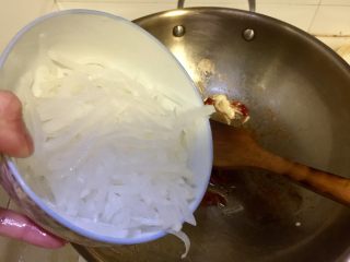 15、温补驱寒+白萝卜炒牛肉,加入白萝卜丝翻炒