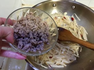 16、温补驱寒+白萝卜炒牛肉,加入牛肉翻炒均匀