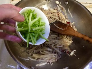 18、温补驱寒+白萝卜炒牛肉,加入青椒丝