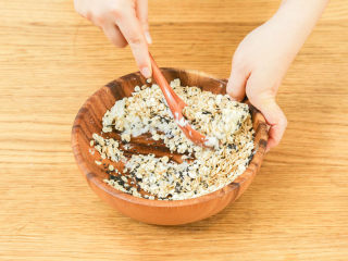 4、芝麻山药麦饼12m+,山药泥中加入黑芝麻粒、燕麦片，搅拌均匀