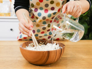 5、芝麻山药麦饼12m+,依次倒入面粉和水，充分揉合成面团