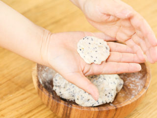 6、芝麻山药麦饼12m+,把它们分成小小一个的小球，再按扁成小饼