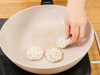 7、芝麻山药麦饼12m+,锅热放油，下入小饼，煎至两面金黄