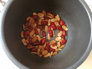 3、#甜味#红枣戚风蛋糕,放在锅中加一点点水，将红枣煮熟。