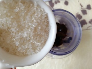 8、#甜味#红枣戚风蛋糕,加入15克的糖，用料理机打成细细的红枣泥