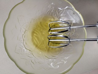 12、#甜味#红枣戚风蛋糕,现在打发蛋清，用电动打蛋器中速打发。