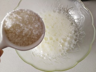 13、#甜味#红枣戚风蛋糕,在打发的过程中，60克的糖分三次加入。