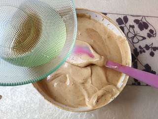 17、#甜味#红枣戚风蛋糕,加入玉米油，为了防止油有很快沉下去，可以借助硅胶刮刀淋在面糊上。