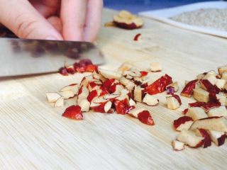 1、花生核桃枣香糖,红枣去掉核，切碎备用！红枣核去掉会不上火哦！