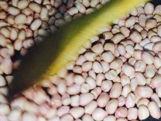 2、花生核桃枣香糖,花生粒小火炒香！慢慢炒，避免炒糊，出花生香味后试试味道！红皮轻易搓掉！