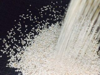 3、花生核桃枣香糖,芝麻也要用小火慢炒！时间不要久，约2-4分钟，很快就会香味出来！