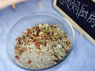 6、花生核桃枣香糖,加入切好的红枣碎！混合均匀放置一旁备用！