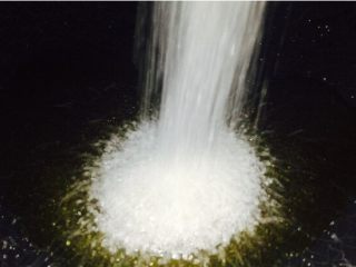 7、花生核桃枣香糖,全程小火，锅内一勺油（约20克）放入白砂糖150克！