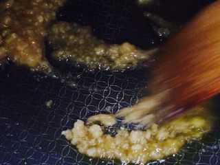 9、花生核桃枣香糖,这是结晶融化的状态！炒糖是制作这个美食的关键！一定要仔细观察颜色变化！