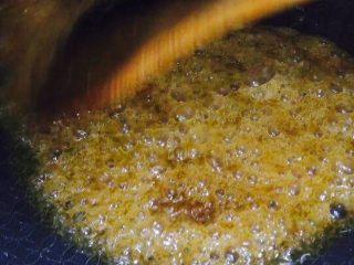 11、花生核桃枣香糖,加入白醋时会起大泡，注意安全！暂时不要动！