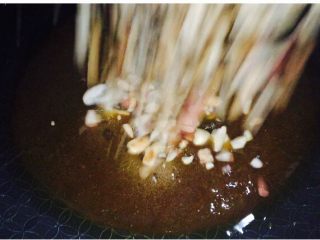 12、花生核桃枣香糖,等泡变成细小的时候！加入之前混合好的花生等材料！
