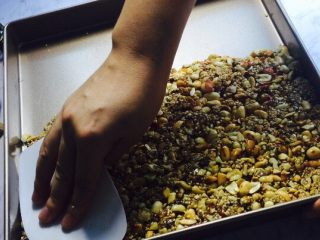 14、花生核桃枣香糖,倒入容器中，趁热整形压紧！这个动作也需要快速！