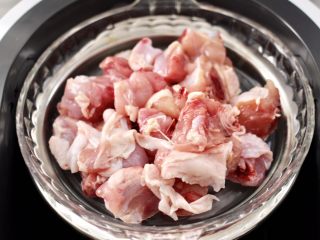 3、香菇蒸鸡块,把鸡块放入盘子里。