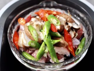 12、香菇蒸鸡块,青红辣椒斜切成丝放入盘子里。