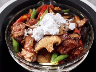 13、香菇蒸鸡块,加入淀粉。