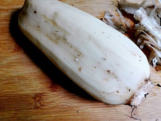 2、打断骨头连着筋的排骨藕汤,削皮刀削去皮