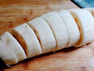 3、打断骨头连着筋的排骨藕汤,切去两头藕结，切成大块